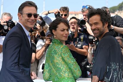 El director de cine francés Michel Hazanavicius, la actriz franco-argentina Bérénice Bejo y el actor francés Romain Duris posan durante el photocall, este martes. Desde la primera jornada, la invasión rusa a Ucrania marca el festival. La película de inauguración, un 'remake' de Michel Hazanavicius de la japonesa 'One Cut Of The Dead' (2017), se titulaba Z. Ante el uso de la propaganda pro-Putin de esa letra, el certamen apoyó el cambio reclamado por las autoridades ucranias y ahora se llama 'Coupez!'.