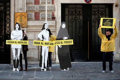 Varios activistas de Amnistía Internacional protestan contra las detenciones de feministas saudíes el 8 de marzo ante la Embajada de Arabia Saudí en París.