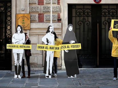 Varios activistas de Amnistía Internacional protestan contra las detenciones de feministas saudíes el 8 de marzo ante la Embajada de Arabia Saudí en París.