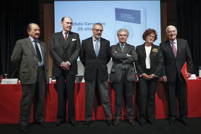 Reuni&oacute;n de los directores de los Institutos Cervantes con motivo del 25 aniversario. De izquierda a derecha: Nicol&aacute;s S&aacute;nchez Albornoz; Santiago de Mora-Figueroa, Marqu&eacute;s de Tamar&oacute;n; Fernando R. Lafuente; C&eacute;sar Antonio Molina; Carmen Caffarel Serra y el actual director V&iacute;ctor Garc&iacute;a de la Concha. 