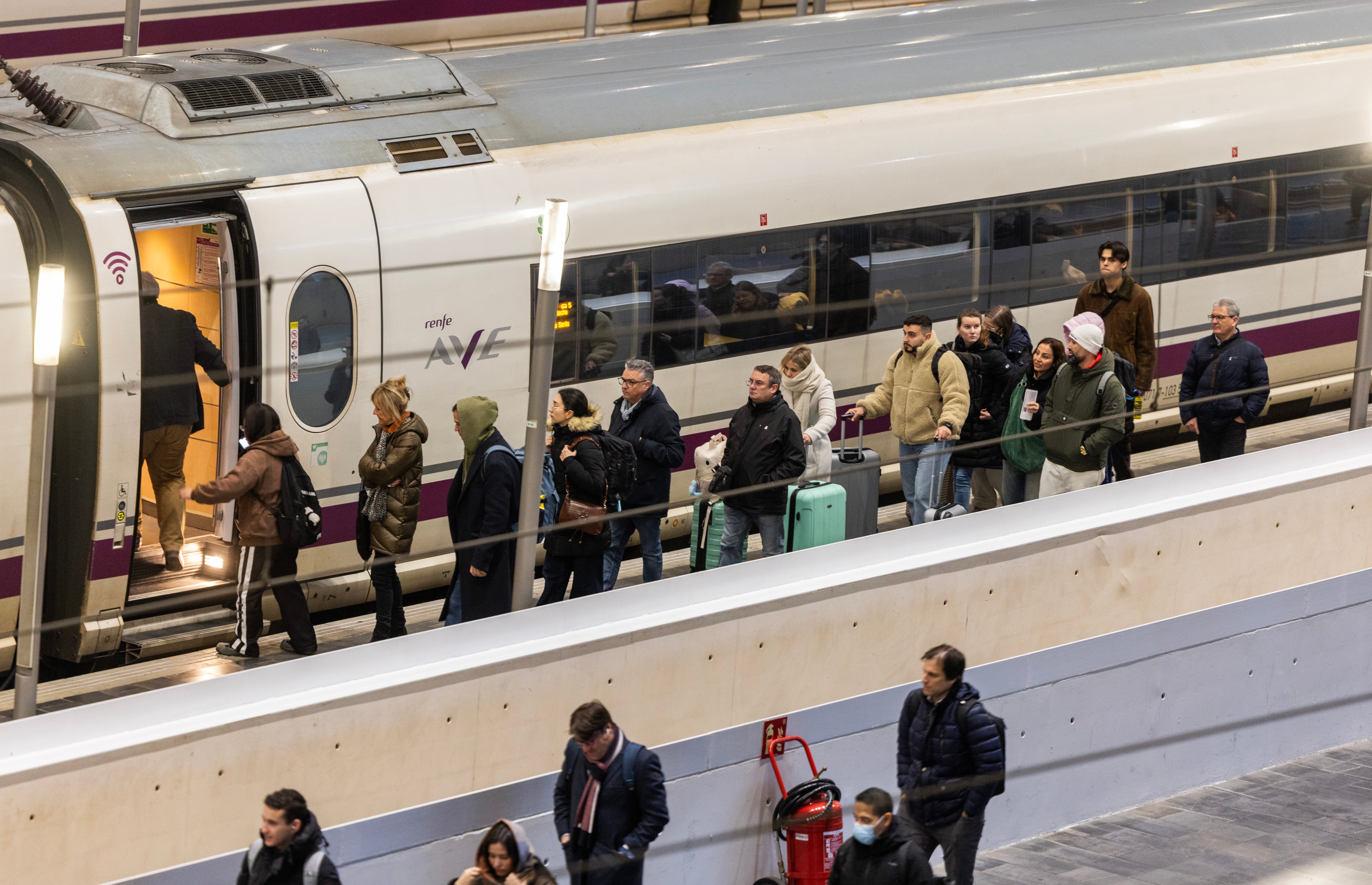 Viajeros accediendo a un tren AVE en la estación de Zaragoza -  Delicias.