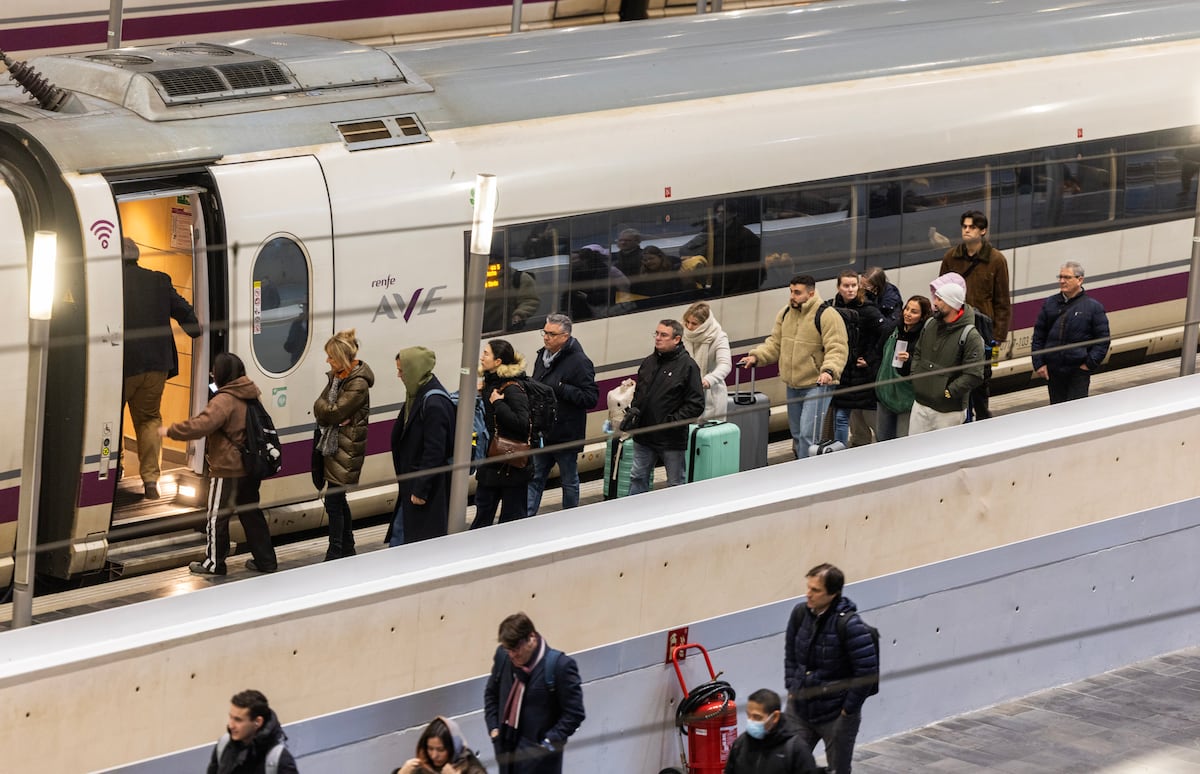 Adif pide a Renfe, Iryo y Ouigo que retiren sus servicios de última hora en la Madrid-Barcelona para dar más tiempo a sus revisiones