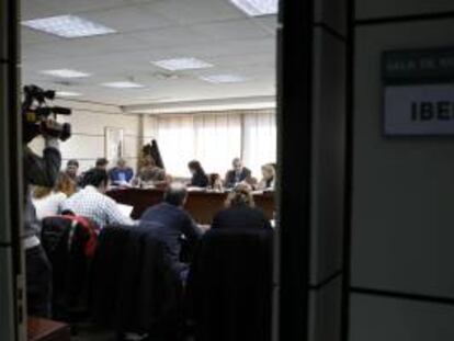 Reunión, hoy, de los sindicatos de los trabajadores de tierra y de los tripulantes de cabina (TCP) con Iberia en la sede del servicio de medicación Sima, en Madrid.