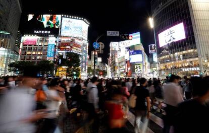 Transeúntes cruzan por las calles del barrio Shibuya en Tokio, Japón.