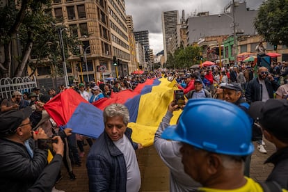 Cientos de profesores, estudiantes y sindicalistas, avanzaron por la carrera séptima hasta la Plaza de Bolívar.  