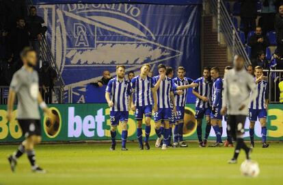 Los jugadores del Alavés celebran un gol ante el Deportivo.