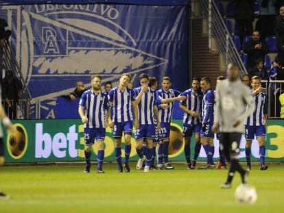 Los jugadores del Alav&eacute;s celebran un gol ante el Deportivo. 