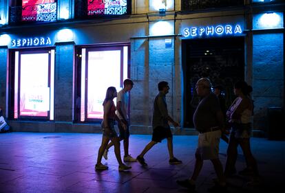 Es escaparate de Sephora en el centro de Madrid, uno de los que se mantiene encendido toda la noche.
