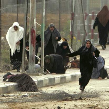 Un grupo de mujeres huye en Biet Hanoun tras el ataque israelí.