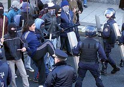 Varios manifestantes se enfrentan con la policía en Buenos Aires.