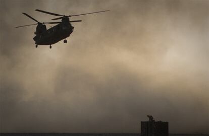 Helicoptero de la OTAN durante una o0peración en Afganistán