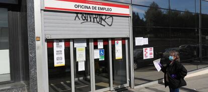 Una mujer espera ante una oficina de empleo en Madrid. 