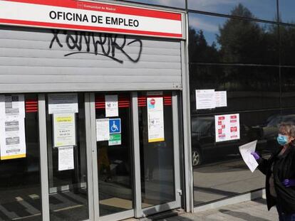 Una mujer espera ante una oficina de empleo en Madrid. 