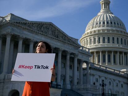 Una mujer, protestando frente al Capitolio (Washington DC) contra las medidas contra TikTok, el 12 de marzo.