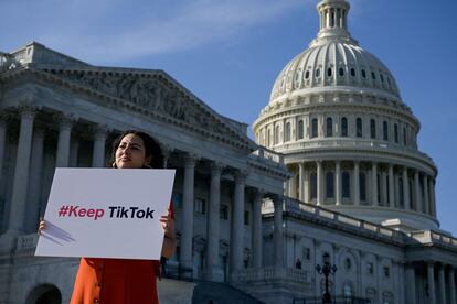 Una mujer, protestando frente al Capitolio (Washington DC) contra las medidas contra TikTok, el 12 de marzo.