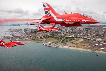 Cazas de la Real Fuerza Aérea británica (RAF) realizan una exhibición aérea durante la ceremonia de conmemoración en Portsmouth.