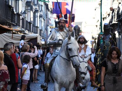 Quijote y Sancho pasean este viernes por el mercado cervantino instalado en la calle Mayor.