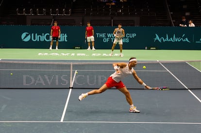 Nadal volea de revés durante un entrenamiento el lunes ante Alcaraz en la pista central del Palacio de los Deportes José María Martín Carpena, en Málaga.