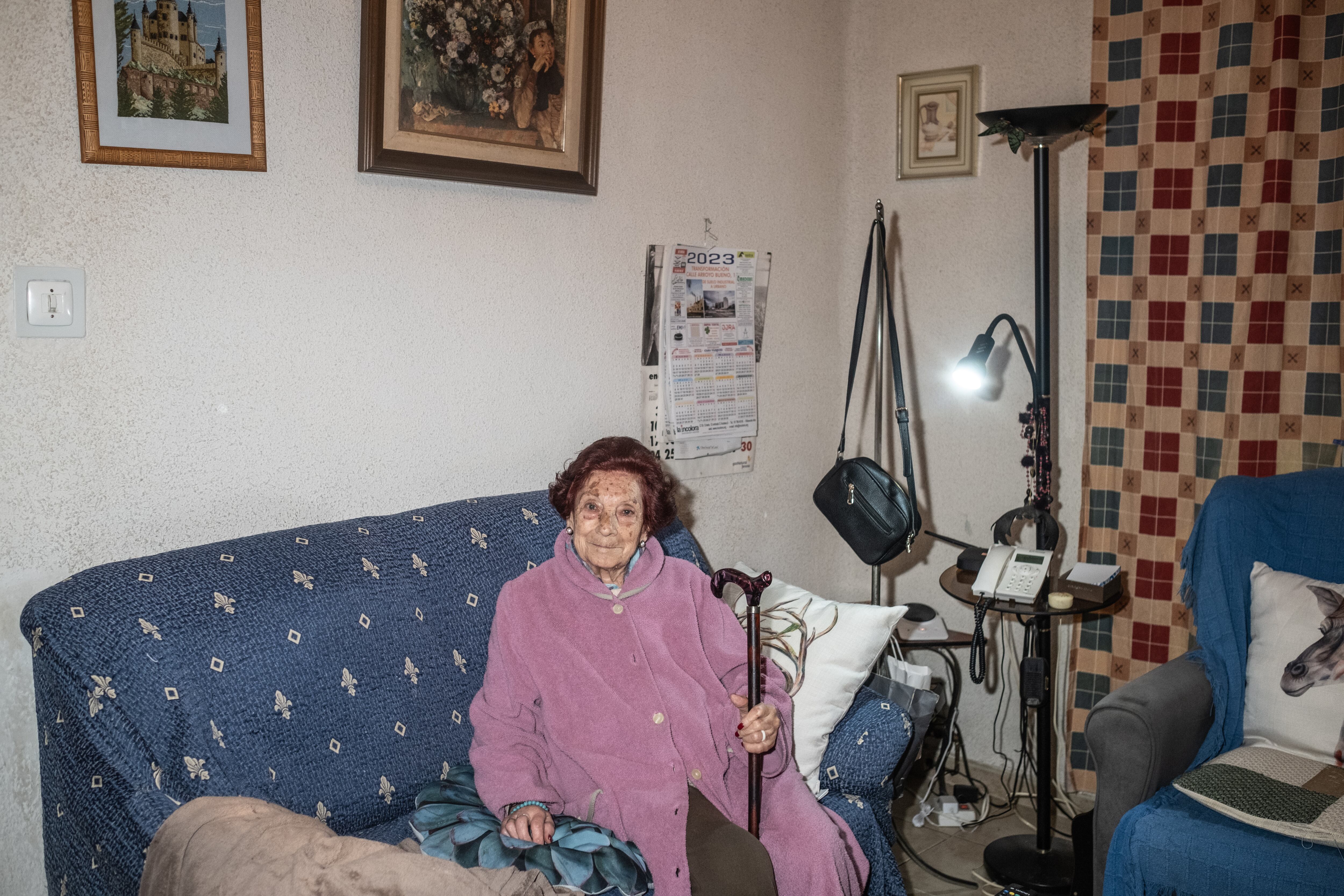 Ángela Fernández, en el salón de su casa en la colonia Boetticher de Villaverde Alto.