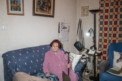 Ángela Fernández, en el salón de su casa en la colonia Boetticher de Villaverde Alto.
