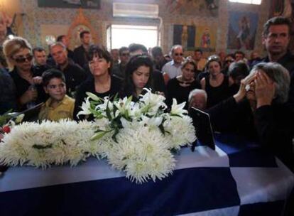 Funeral por Manis Siordinis, el guarda forestal que murió abrasado en la carretera de Artémida con 23 personas más, en la iglesia de Zajaro.