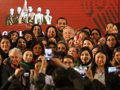 López Obrador com líderes feministas em novembro.