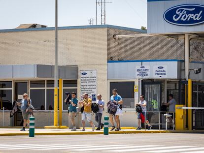 Un grupo de trabajadores de Ford abandonan la factoría de Almussafes tras finalizar su turno de trabajo el pasado jueves.