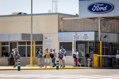 Un grupo de trabajadores de Ford abandonan la factoría de Almussafes tras finalizar su turno de trabajo el pasado jueves.