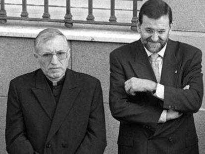 Mariano Rajoy (a la derecha), en 1999, cuando era ministro de Educación, con Rouco Varela.