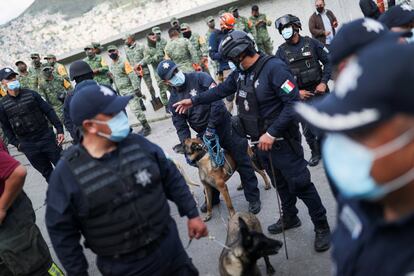 Policía y Ejército trabajan se coordinan para las labores de rescate. El municipio ha habilitado por el momento tres albergues temporales para las familias afectadas.