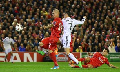 Cristiano, en el moment de rematar el primer gol del Madrid.