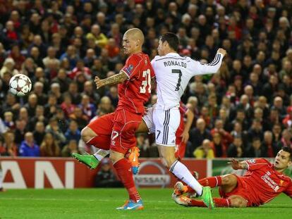 Cristiano, en el momento de rematar el primer gol del Madrid.