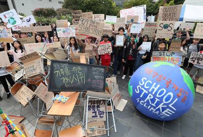 Estudiantes surcoreanos asisten a una manifestación para exigir acciones sobre el cambio climático en Seúl.