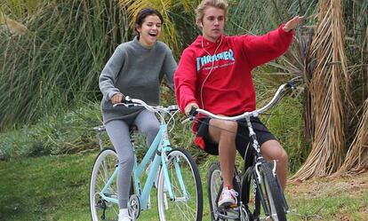 Selena Gomez y Justin Bieber, en Los &Aacute;ngeles. 