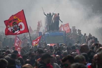 Ambiente en Marsella este jueves, durante la novena jornada de protestas contra la reforma de las pensiones de Macron.