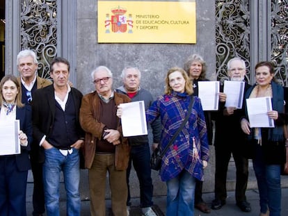 Escritores, cantantes y artistas protestan ante el Ministerio de Cultura en 2016.