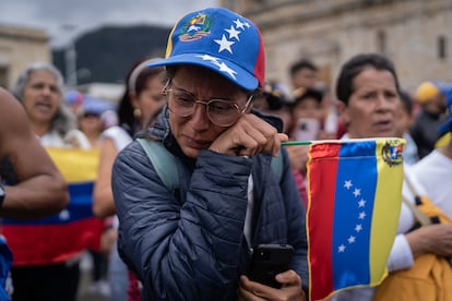 Una mujer llora, durante la concentración en Plaza Bolívar, en Bogotá, el 3 de agosto de 2024.
