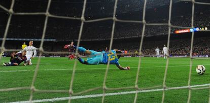 Cristiano supera Bravo en l'acció que va suposar el punt de l'empat.