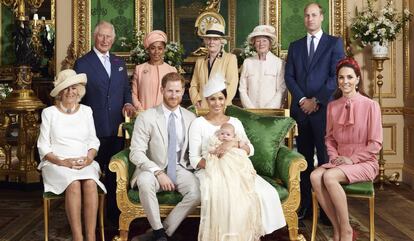 El pasado mes de julio, los duques de Sussex bautizaron a Archie, en una ceremonia discreta, privada, sin cámaras y sin desvelar el nombre de los padrinos. Solo asistieron 25 invitados, entre los que no estuvo Isabel II. El bautizo se celebró en la capilla privada de la reina en el interior del castillo de Windsor.