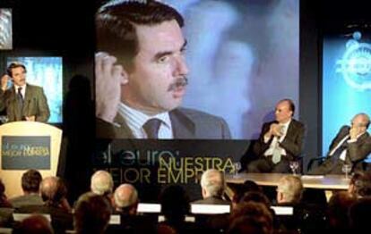 José María Cuevas (a la derecha) escucha la intervención de ayer del presidente Aznar ante el congreso de empresarios.