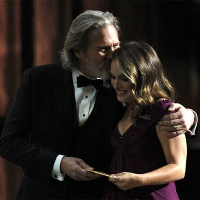 Jeff Bridges felicita por su premio a Natalie Portman.
