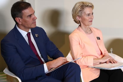 El presidente del Gobierno de España, Pedro Sánchez, y la presidenta de la Comisión Europea, Ursula von der Leyen, durante la Conferencia de la ONU sobre Cambio Climático (COP28) celebrada en Dubái, el viernes.