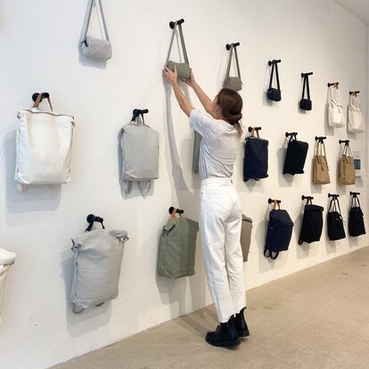 Bolsos y mochilas en la tienda de Qwstion, en Zúrich.