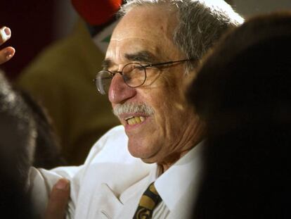 El escritor colombiano Gabriel García Márquez, rodeado de periodistas en Monterrey (México), en 2002