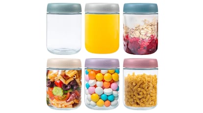 lote de tarros de cristal para almacenar comida en la cocina.