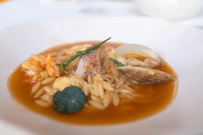 Falso rissoto con azafrán, salmonete, salicornia y capuchina.