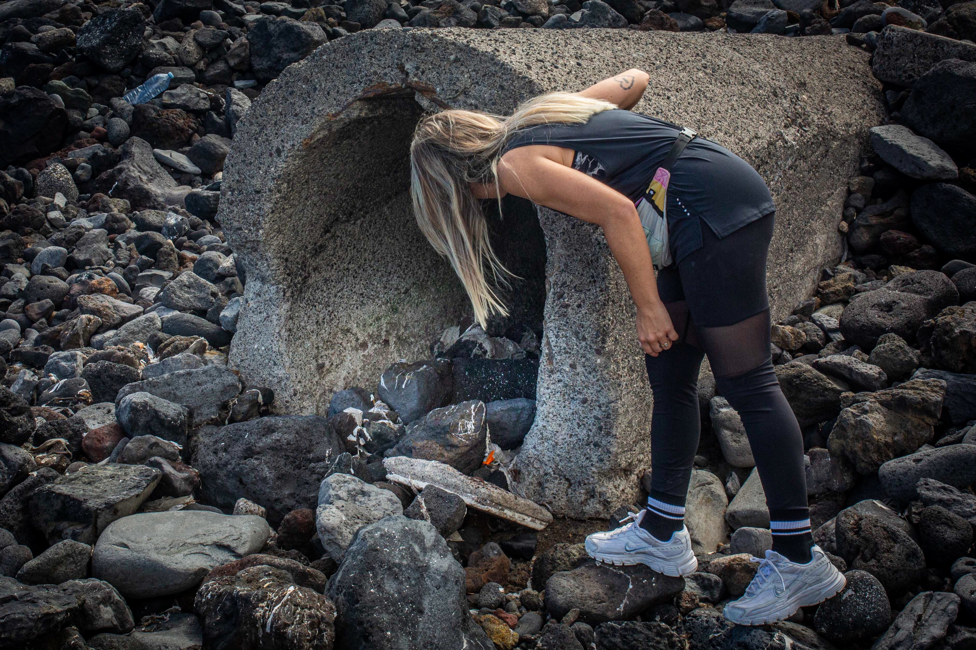 Tania Hernández muestra uno de los puntos de vertido en el Puerto de la Cruz. El mal olor y los residuos de toallitas revelan su actividad reciente.