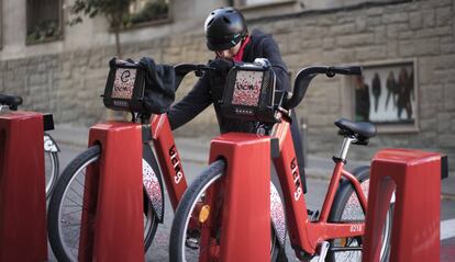 Una usuària del Bicing, a Horta.