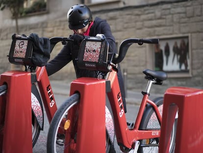 Una usuària del Bicing, a Horta.