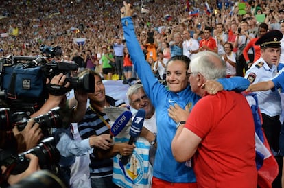 Isinbayeva abraza a su entrenador, Yevgueni Trofímov, tras hacerse con el oro en los Mundiales de Moscú.